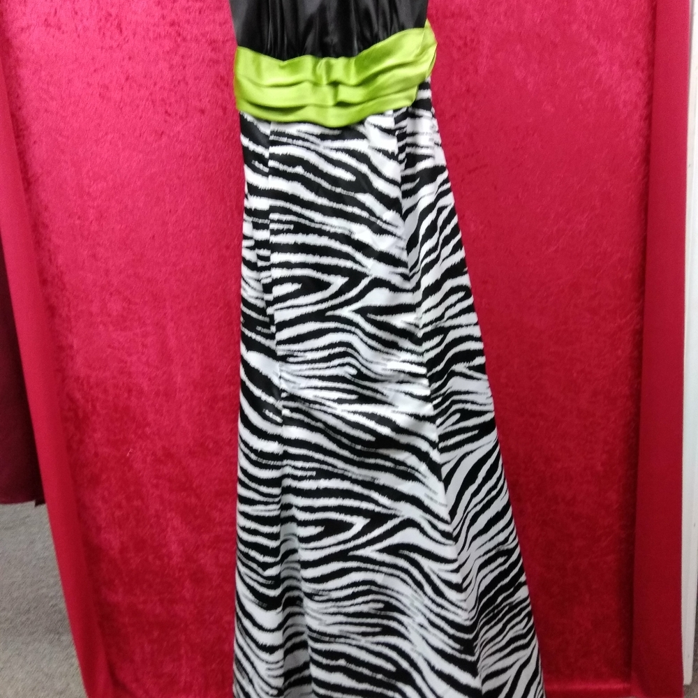Dresses - Picture 2 of 5